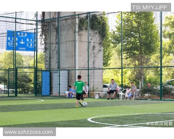 在绿茵场上追梦中超足球的荣耀与挣扎之路